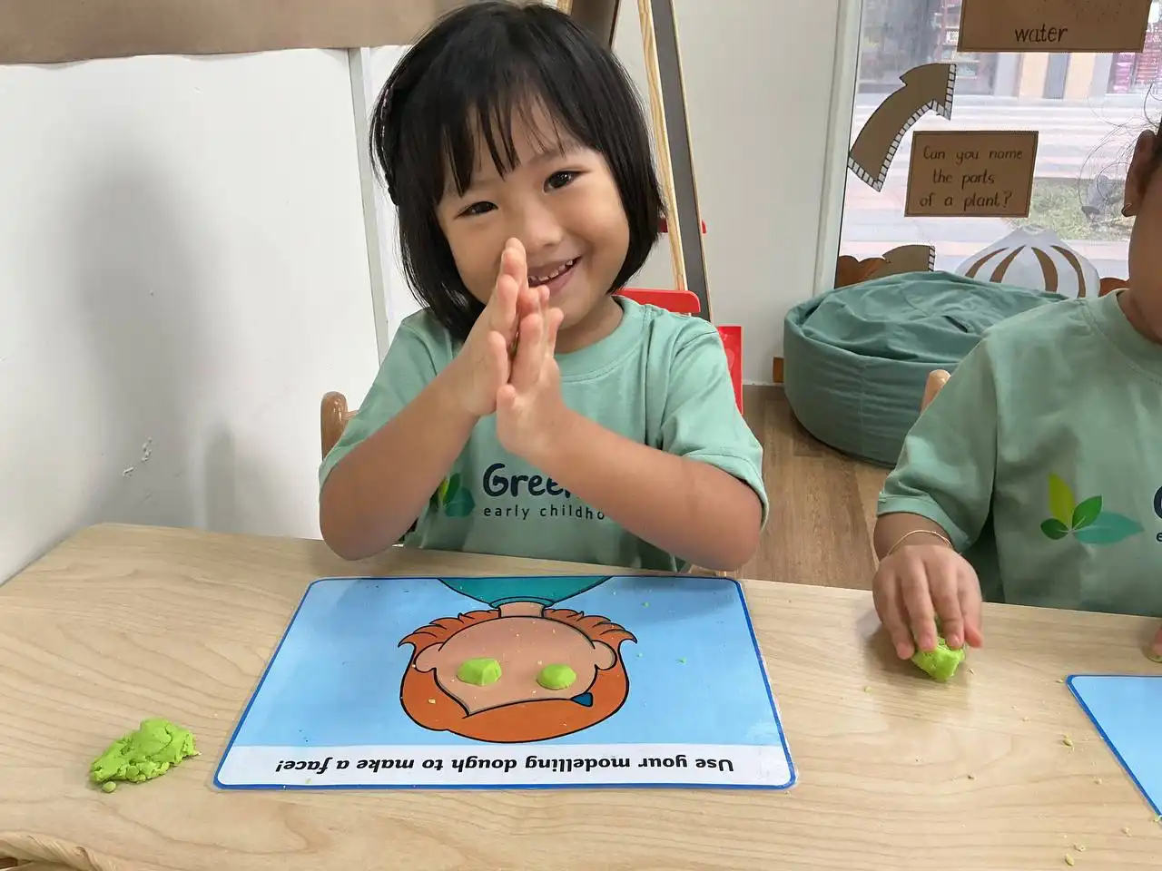 Kids learning arts at Green Leaves